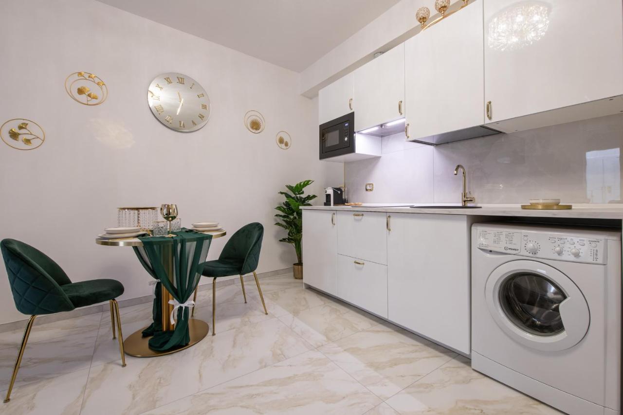 Fashion Apartment Gold Bologna With Jacuzzi & Car Garage Exterior photo