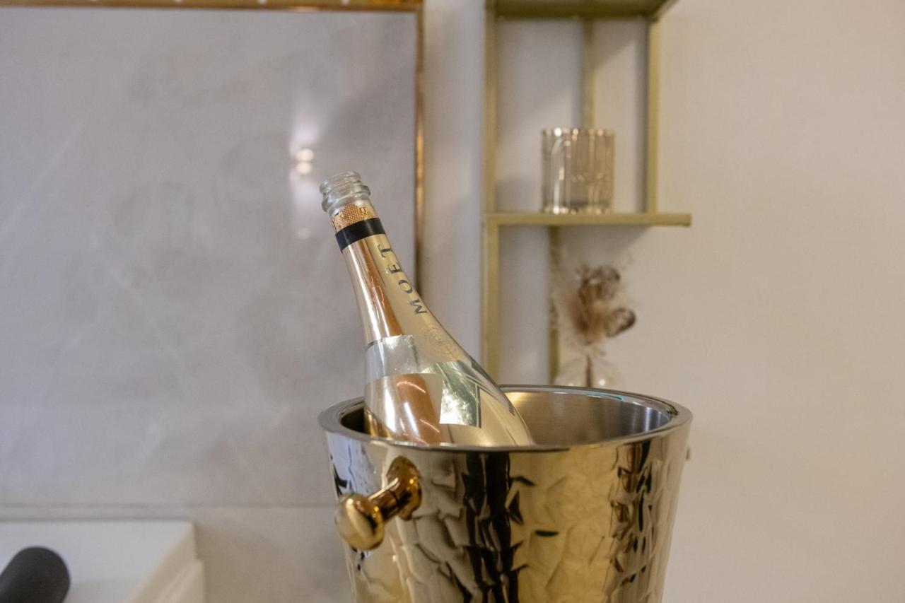 Fashion Apartment Gold Bologna With Jacuzzi & Car Garage Exterior photo