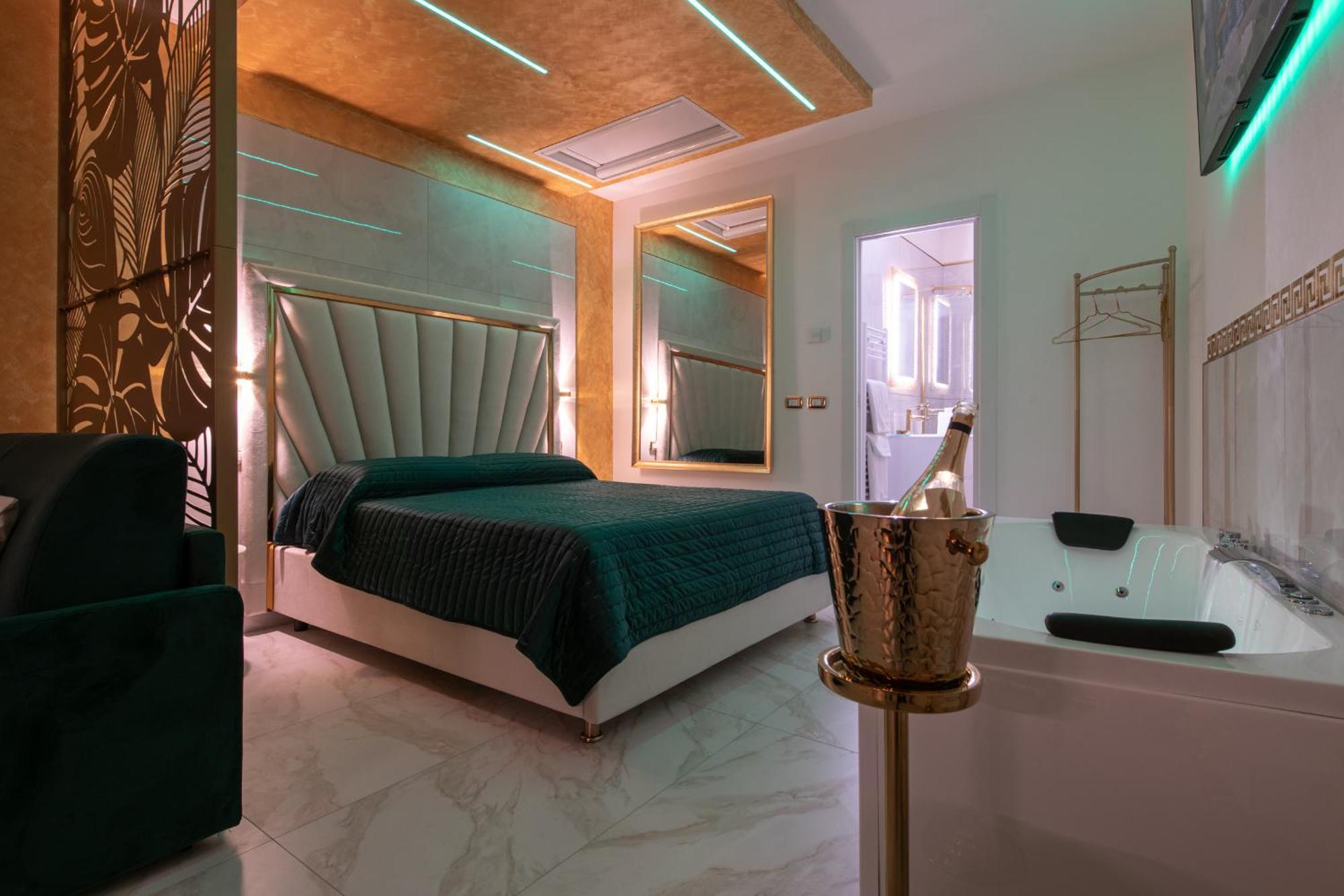 Fashion Apartment Gold Bologna With Jacuzzi & Car Garage Exterior photo