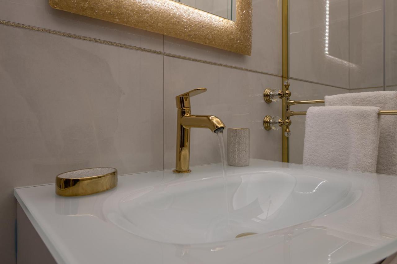 Fashion Apartment Gold Bologna With Jacuzzi & Car Garage Exterior photo